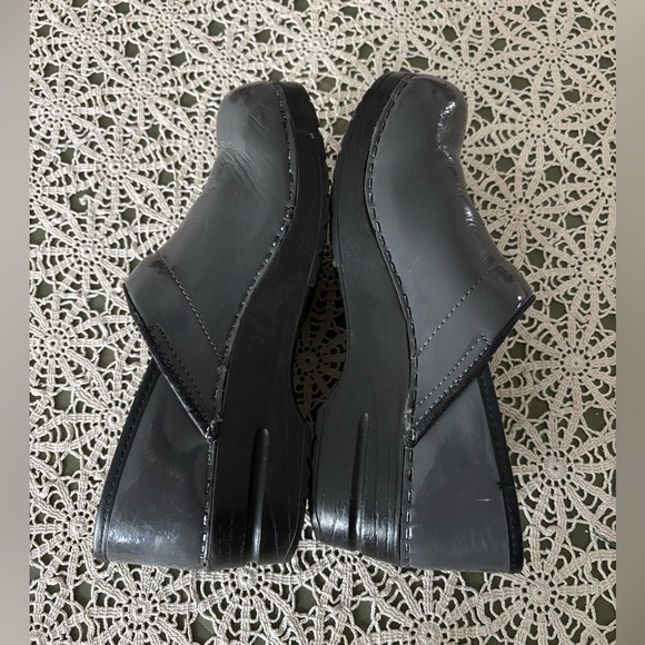 Sanita Gray patent leather clogs size 38 (7 to 7.5 US) Preloved. - Picture 3 of 11